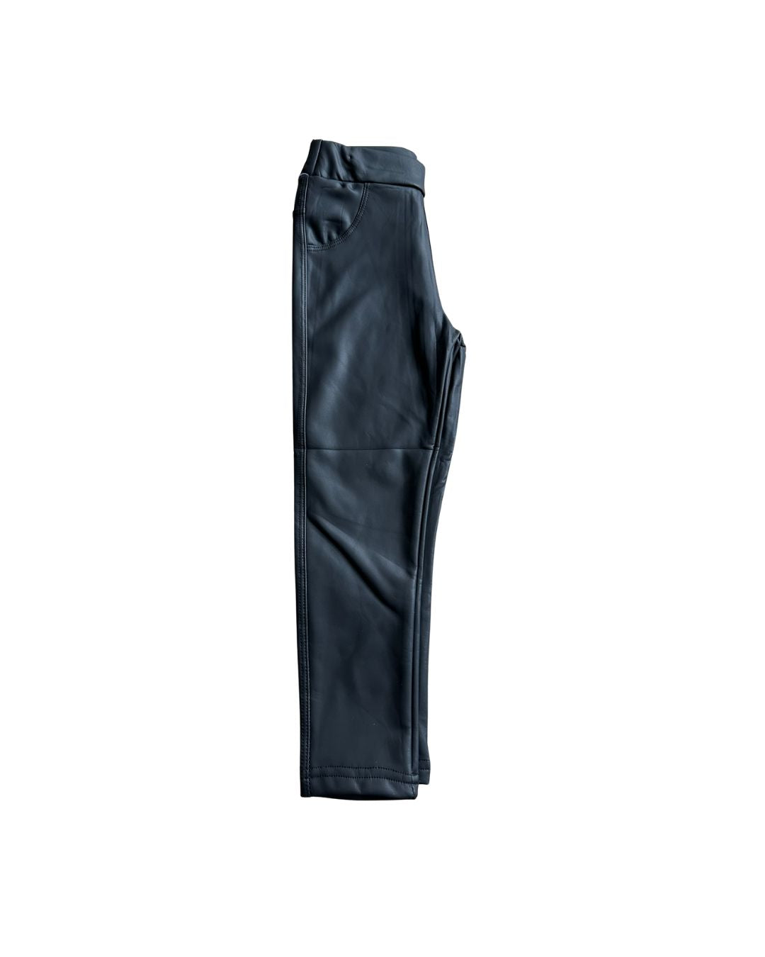 Zwarte gevoerde leren legging voor kinderen met elastische tailleband en steekzakken, plat gelegd op witte achtergrond voorkant