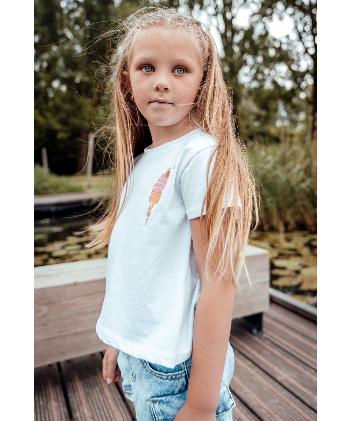 T-Shirt ijsje - Super leuk wit T-Shirt met een heerlijk ijsje erop model from side