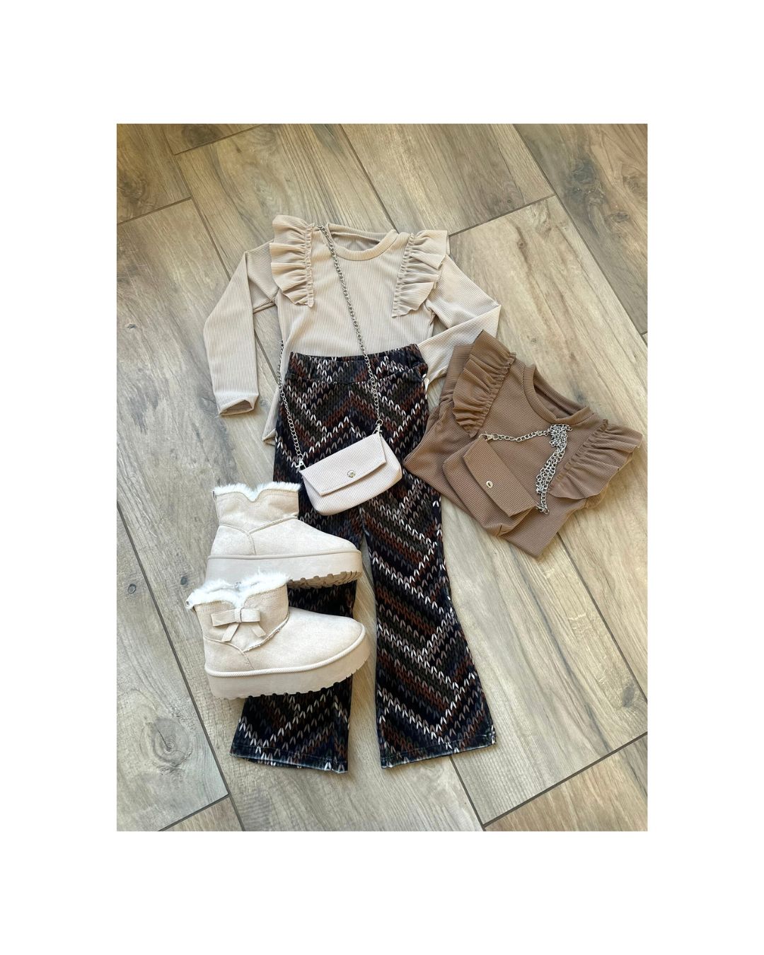 Rib shirt met Ruches en Bijpassend Tasje beige boots front