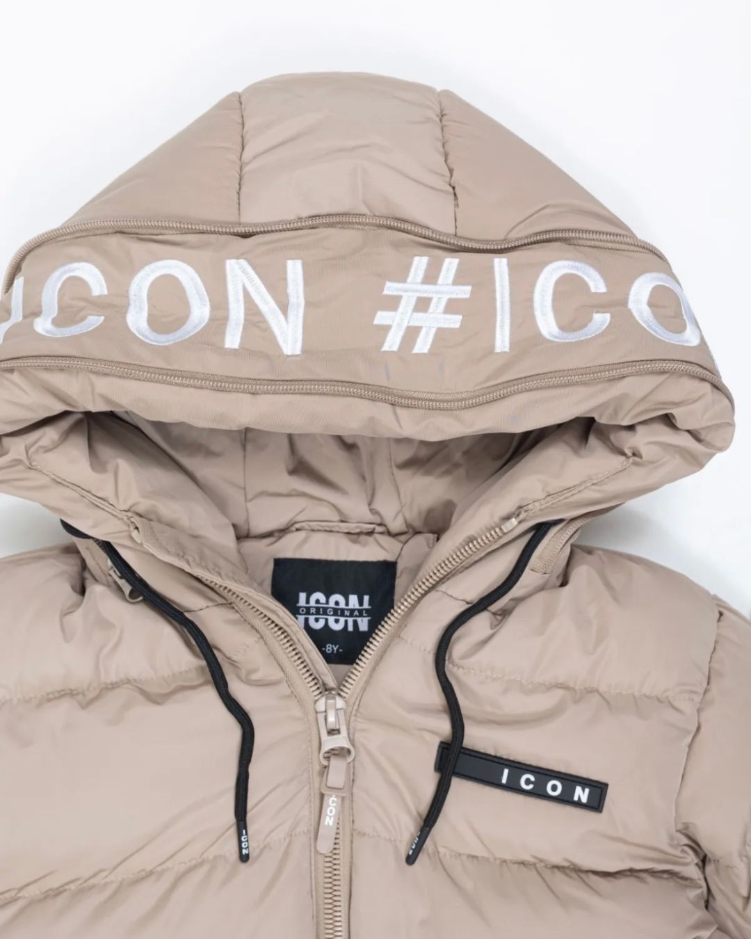ICON winterjas beige voor jongens – warme fleecegevoerde kinderjas met afritsbare capuchon, sportieve ICON-branding en winddichte ritssluiting. Ideaal voor winterse dagen. Verkrijgbaar in kindermaten. hood detail