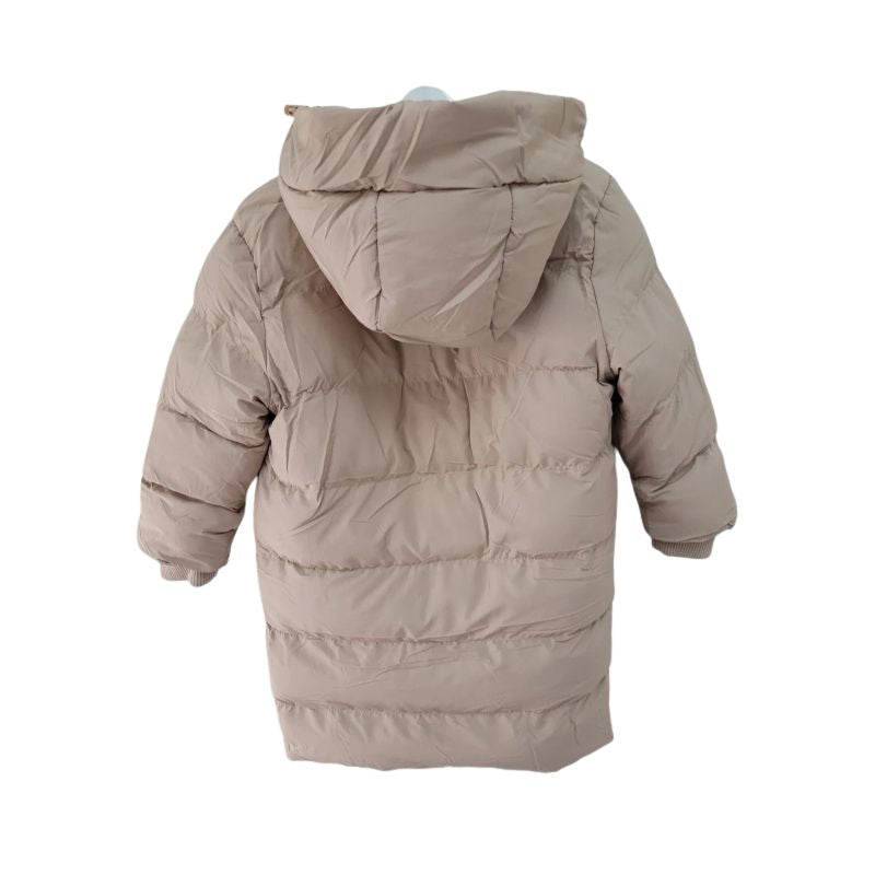 Lange gewatteerde meisjesjas beige met capuchon – licht, warm en makkelijk te combineren dankzij het effen ontwerp. Ideaal voor school, vrije tijd en frisse dagen. Gemaakt van 100% polyester. back