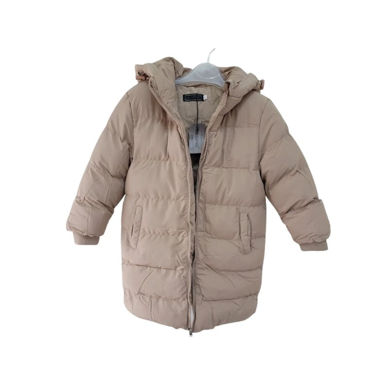 Lange gewatteerde meisjesjas beigevmet capuchon – licht, warm en makkelijk te combineren dankzij het effen ontwerp. Ideaal voor school, vrije tijd en frisse dagen. Gemaakt van 100% polyester.front