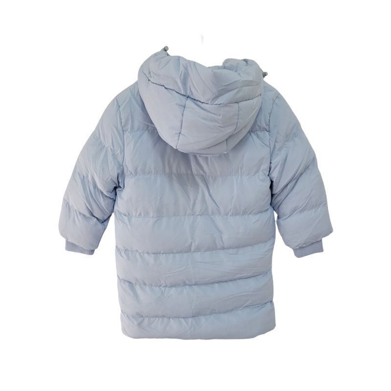 Lange gewatteerde meisjesjas blauw met capuchon – licht, warm en makkelijk te combineren dankzij het effen ontwerp. Ideaal voor school, vrije tijd en frisse dagen. Gemaakt van 100% polyester. back