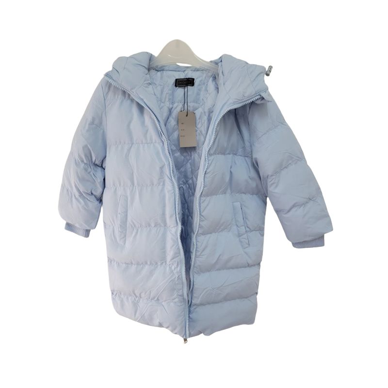 Lange gewatteerde meisjesjas blauw met capuchon – licht, warm en makkelijk te combineren dankzij het effen ontwerp. Ideaal voor school, vrije tijd en frisse dagen. Gemaakt van 100% polyester. front