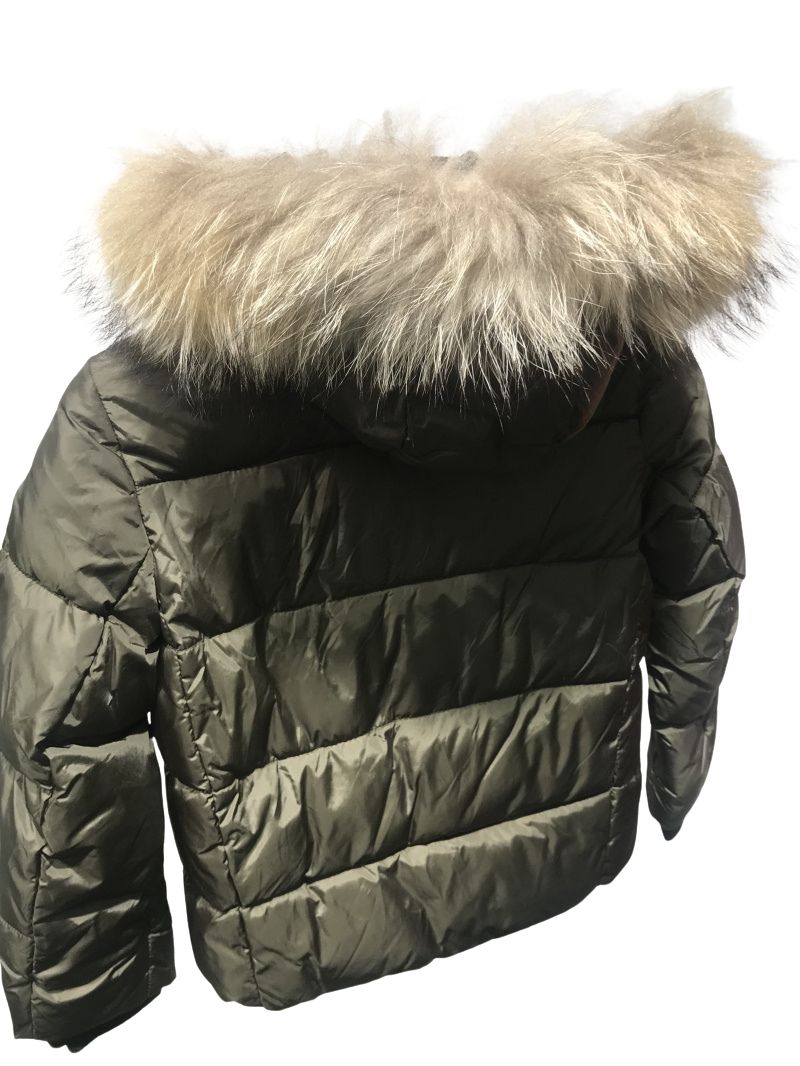 kinderjas met mooie bontkraag - Groen, elegante winterjas met getailleerde pasvorm, dubbele sluiting en warme capuchon. Luxe en comfort voor koude dagen. Voor een perfecte fit back