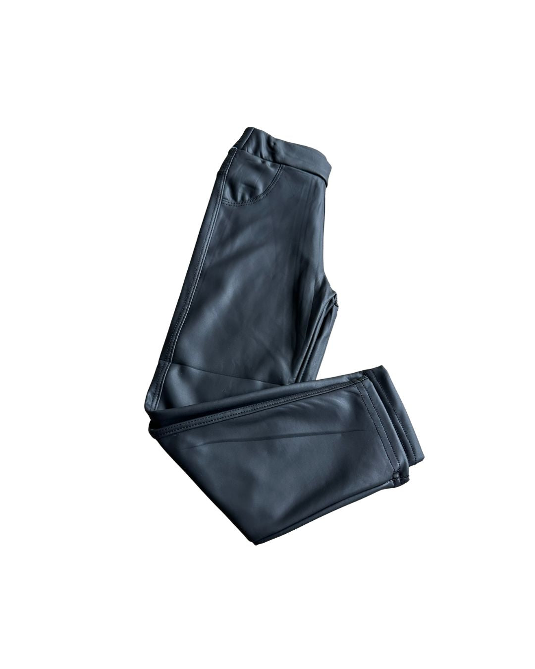 Zwarte gevoerde leren legging voor kinderen met elastische tailleband en steekzakken, plat gelegd op witte achtergrond vooranzicht