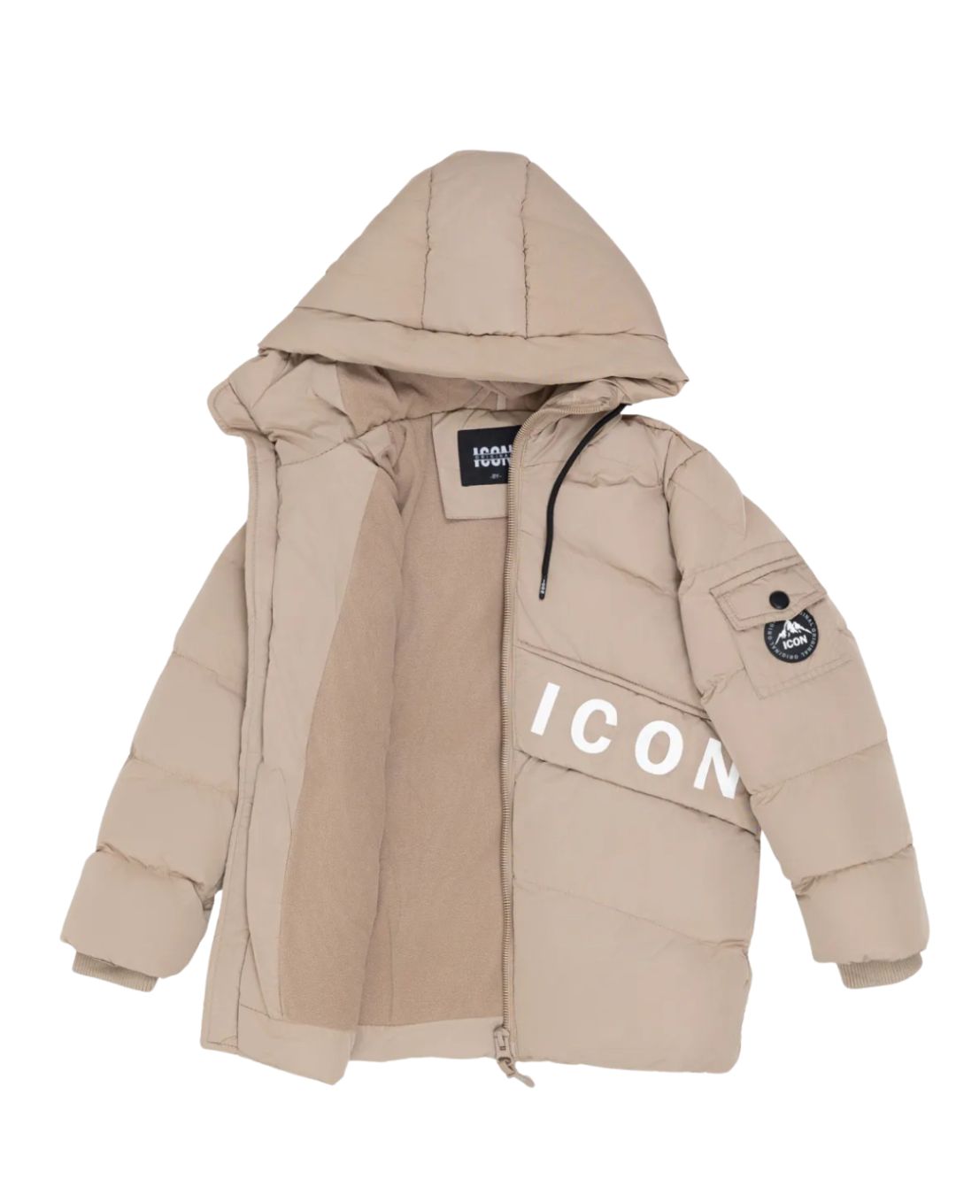 ICON winterjas beige voor jongens – warme en comfortabele kinderjas met fleecevoering, afritsbare capuchon en sportieve details. Perfect voor de winter: winddicht, praktisch en stijlvol. Ideaal voor school, buitenspelen en dagelijks gebruik. Verkrijgbaar in diverse maten.
