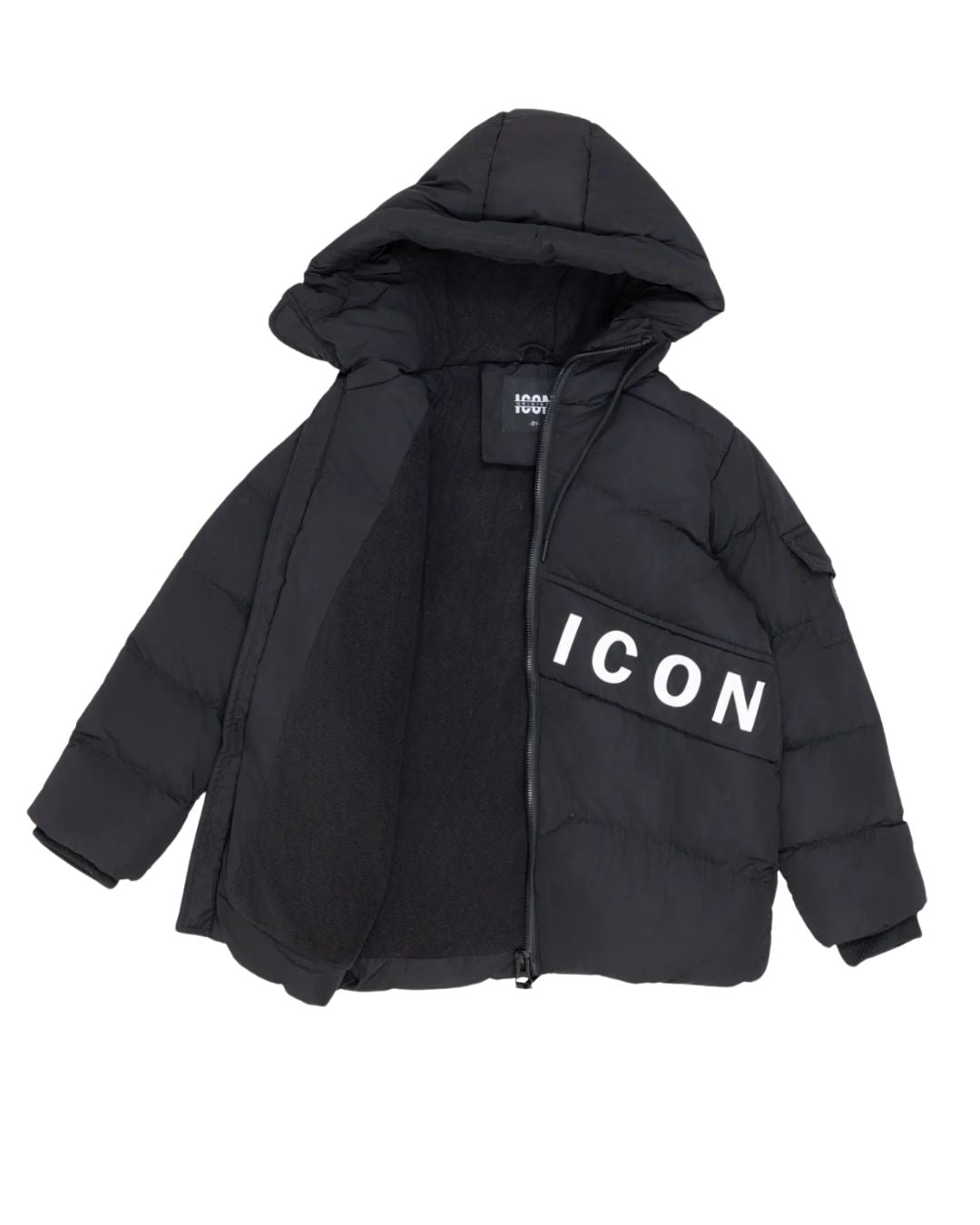 ICON winterjas zwart voor jongens – warme en comfortabele kinderjas met fleecevoering, afritsbare capuchon en sportieve details. Perfect voor de winter: winddicht, praktisch en stijlvol. Ideaal voor school, buitenspelen en dagelijks gebruik. Verkrijgbaar in diverse maten.