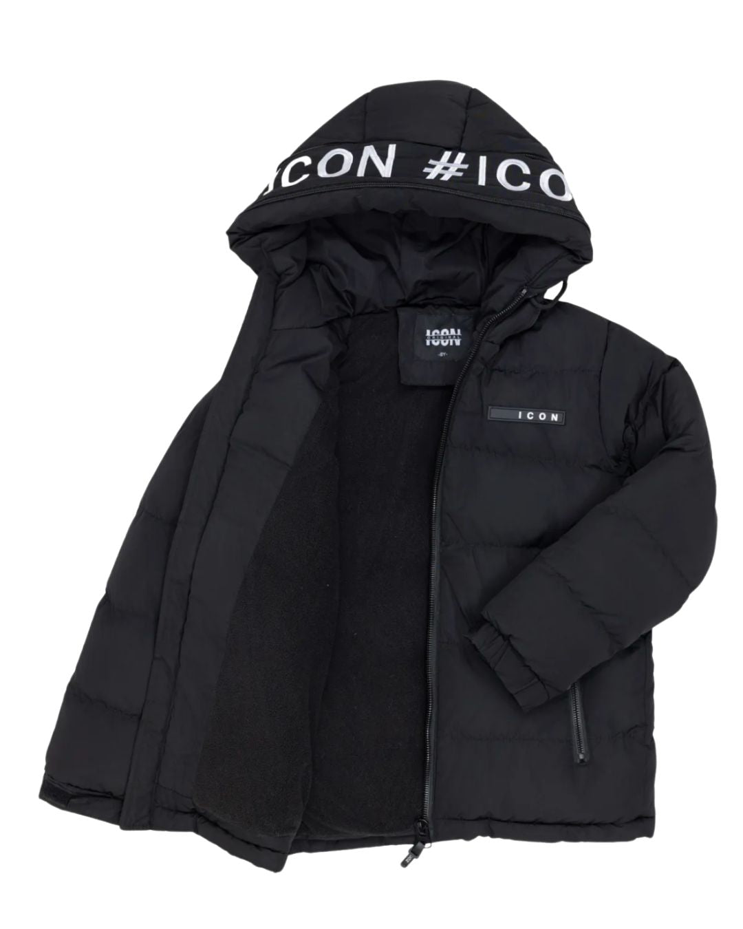 ICON winterjas zwart voor jongens – warme en comfortabele kinderjas met fleecevoering, afritsbare capuchon en sportieve details. Perfect voor de winter: winddicht, praktisch en stijlvol. Ideaal voor school, buitenspelen en dagelijks gebruik. Verkrijgbaar in diverse maten.