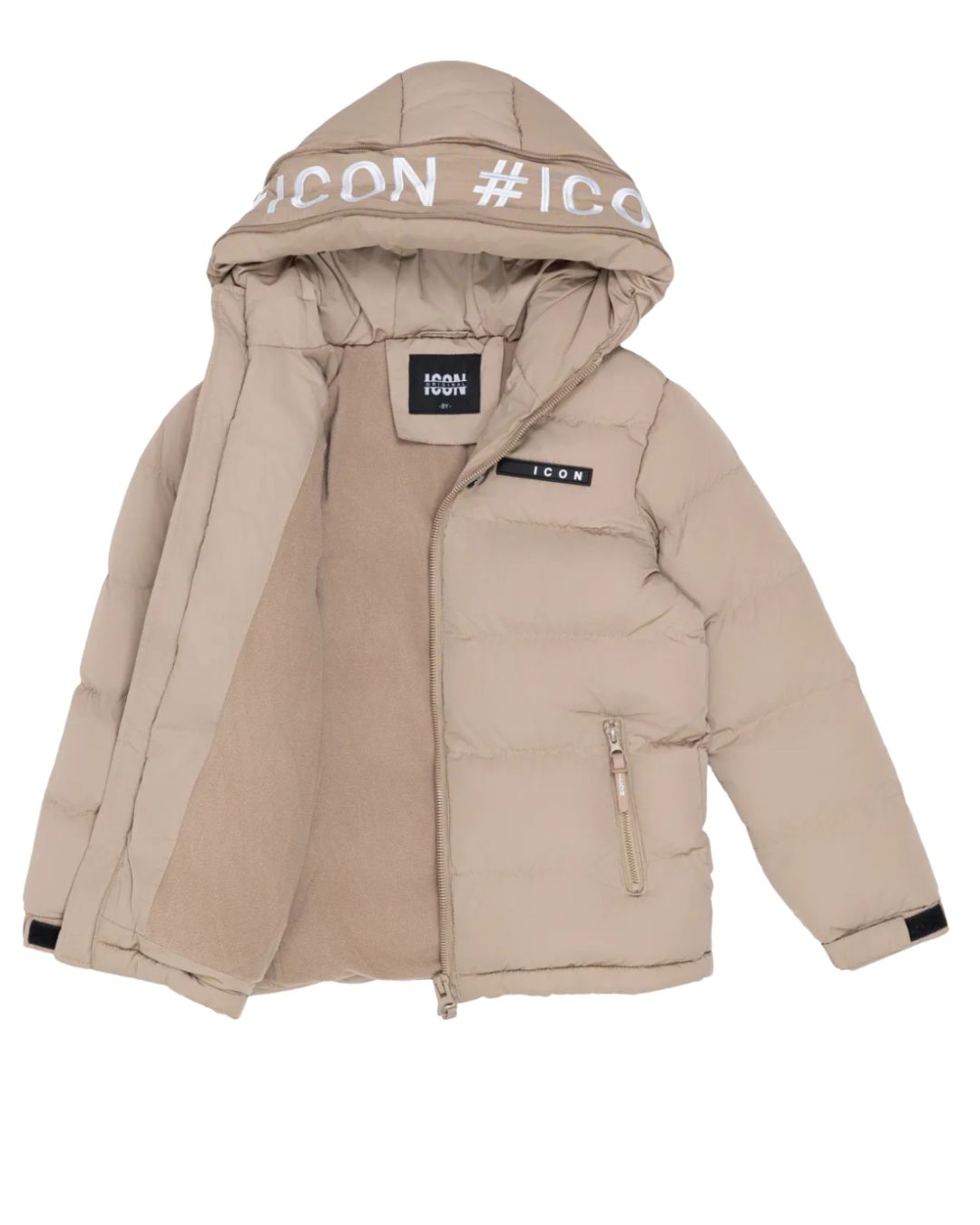 ICON winterjas beige voor jongens – warme fleecegevoerde kinderjas met afritsbare capuchon, sportieve ICON-branding en winddichte ritssluiting. Ideaal voor winterse dagen. Verkrijgbaar in kindermaten. front