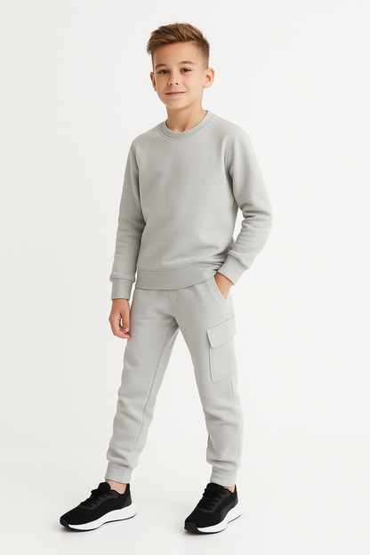  jongens in lichtgrijs joggingpak