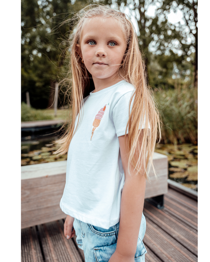 T-Shirt ijsje - Super leuk wit T-Shirt met een heerlijk ijsje erop model from side