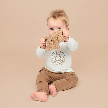 Speel de hele dag Baby Shirt Emblem | Wit alyssum
