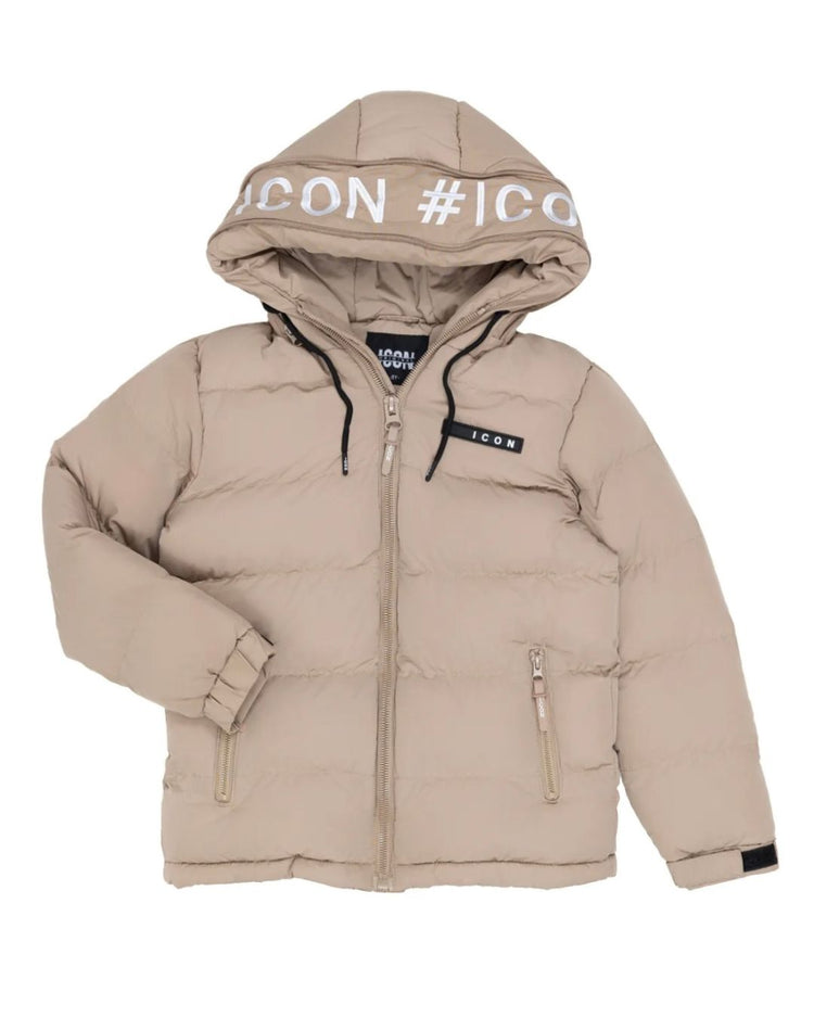 ICON winterjas beige voor jongens – warme fleecegevoerde kinderjas met afritsbare capuchon, sportieve ICON-branding en winddichte ritssluiting. Ideaal voor winterse dagen. Verkrijgbaar in kindermaten. front dicht