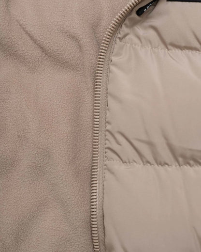 ICON winterjas beige voor jongens – warme fleecegevoerde kinderjas met afritsbare capuchon, sportieve ICON-branding en winddichte ritssluiting. Ideaal voor winterse dagen. Verkrijgbaar in kindermaten. rits/ binnekant