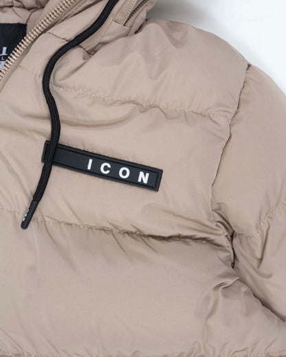 ICON winterjas beige voor jongens – warme fleecegevoerde kinderjas met afritsbare capuchon, sportieve ICON-branding en winddichte ritssluiting. Ideaal voor winterse dagen. Verkrijgbaar in kindermaten. logo