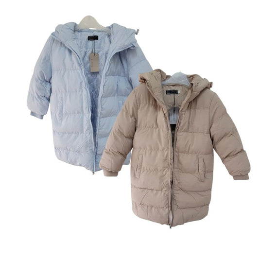 Lange gewatteerde meisjesjas met capuchon – licht, warm en makkelijk te combineren dankzij het effen ontwerp. Ideaal voor school, vrije tijd en frisse dagen. Gemaakt van 100% polyester. beige en blauw samen