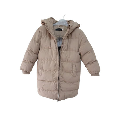 Lange gewatteerde meisjesjas  beigevmet capuchon – licht, warm en makkelijk te combineren dankzij het effen ontwerp. Ideaal voor school, vrije tijd en frisse dagen. Gemaakt van 100% polyester.front