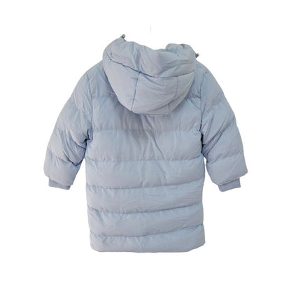 Lange gewatteerde meisjesjas blauw met capuchon – licht, warm en makkelijk te combineren dankzij het effen ontwerp. Ideaal voor school, vrije tijd en frisse dagen. Gemaakt van 100% polyester. back