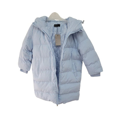 Lange gewatteerde meisjesjas blauw met capuchon – licht, warm en makkelijk te combineren dankzij het effen ontwerp. Ideaal voor school, vrije tijd en frisse dagen. Gemaakt van 100% polyester. front