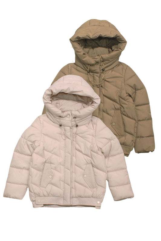 Korte pufferjas voor meisjes in Creme Beige en Taupe, ideaal voor herfst en winter. Lichtgewicht, warm en stijlvol. Gemaakt van 100% polyester en makkelijk te combineren met elke look.