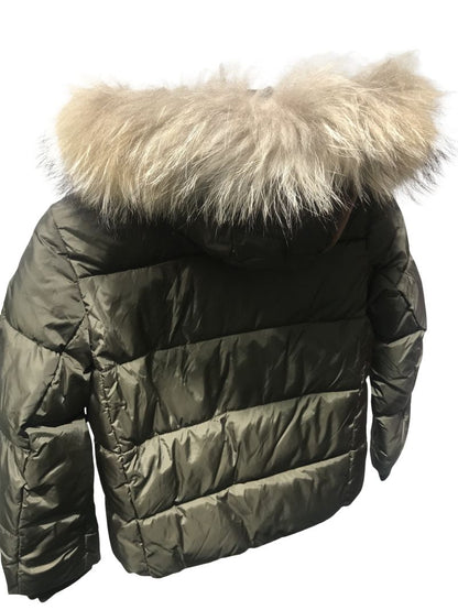 kinderjas met mooie bontkraag - Groen, elegante winterjas met getailleerde pasvorm, dubbele sluiting en warme capuchon. Luxe en comfort voor koude dagen. Voor een perfecte fit back