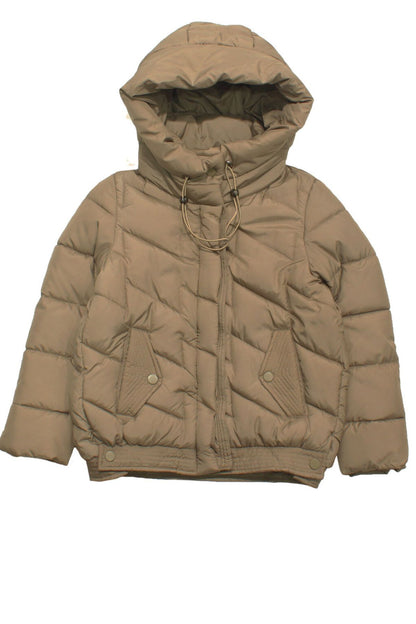 Korte pufferjas voor meisjes in Taupe, ideaal voor herfst en winter. Lichtgewicht, warm en stijlvol. Gemaakt van 100% polyester en makkelijk te combineren met elke look. front