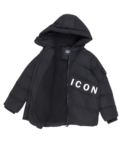 ICON winterjas zwart voor jongens – warme en comfortabele kinderjas met fleecevoering, afritsbare capuchon en sportieve details. Perfect voor de winter: winddicht, praktisch en stijlvol. Ideaal voor school, buitenspelen en dagelijks gebruik. Verkrijgbaar in diverse maten.