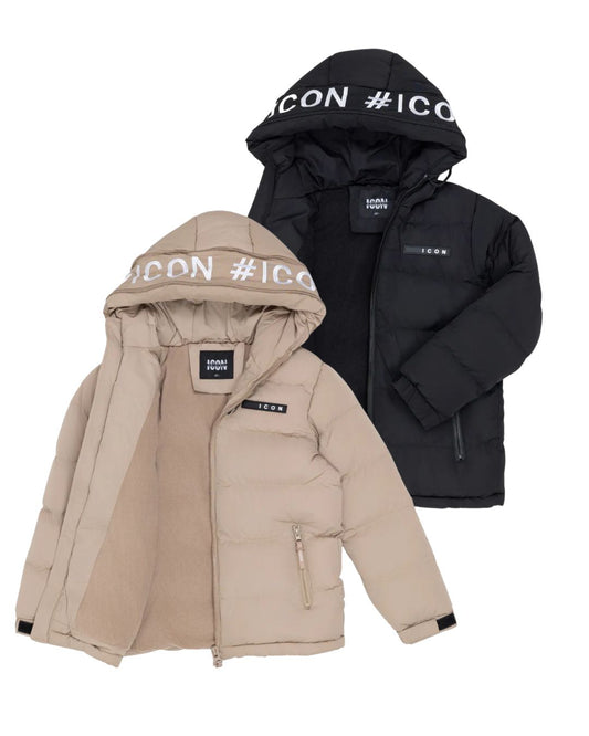 ICON winterjas zwart en beige voor jongens – warme fleecegevoerde kinderjas met afritsbare capuchon, sportieve ICON-branding en winddichte ritssluiting. Ideaal voor winterse dagen. Verkrijgbaar in kindermaten.