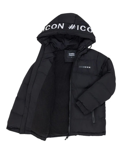 ICON winterjas zwart voor jongens – warme en comfortabele kinderjas met fleecevoering, afritsbare capuchon en sportieve details. Perfect voor de winter: winddicht, praktisch en stijlvol. Ideaal voor school, buitenspelen en dagelijks gebruik. Verkrijgbaar in diverse maten.