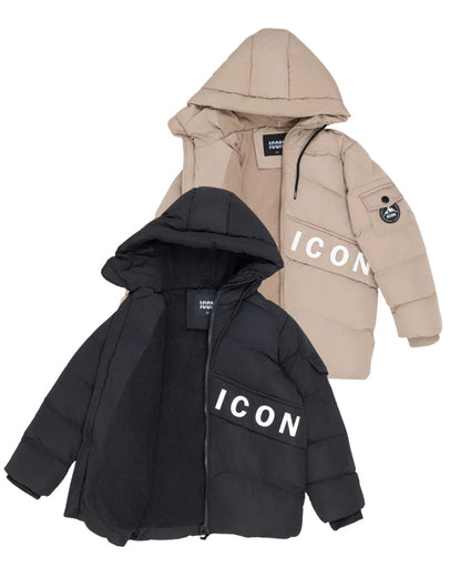 ICON winterjas zwart en beige voor jongens – warme en comfortabele kinderjas met fleecevoering, afritsbare capuchon en sportieve details. Perfect voor de winter: winddicht, praktisch en stijlvol. Ideaal voor school, buitenspelen en dagelijks gebruik. Verkrijgbaar in diverse maten.