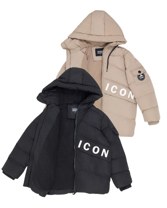 ICON winterjas zwart en beige voor jongens – warme en comfortabele kinderjas met fleecevoering, afritsbare capuchon en sportieve details. Perfect voor de winter: winddicht, praktisch en stijlvol. Ideaal voor school, buitenspelen en dagelijks gebruik. Verkrijgbaar in diverse maten.