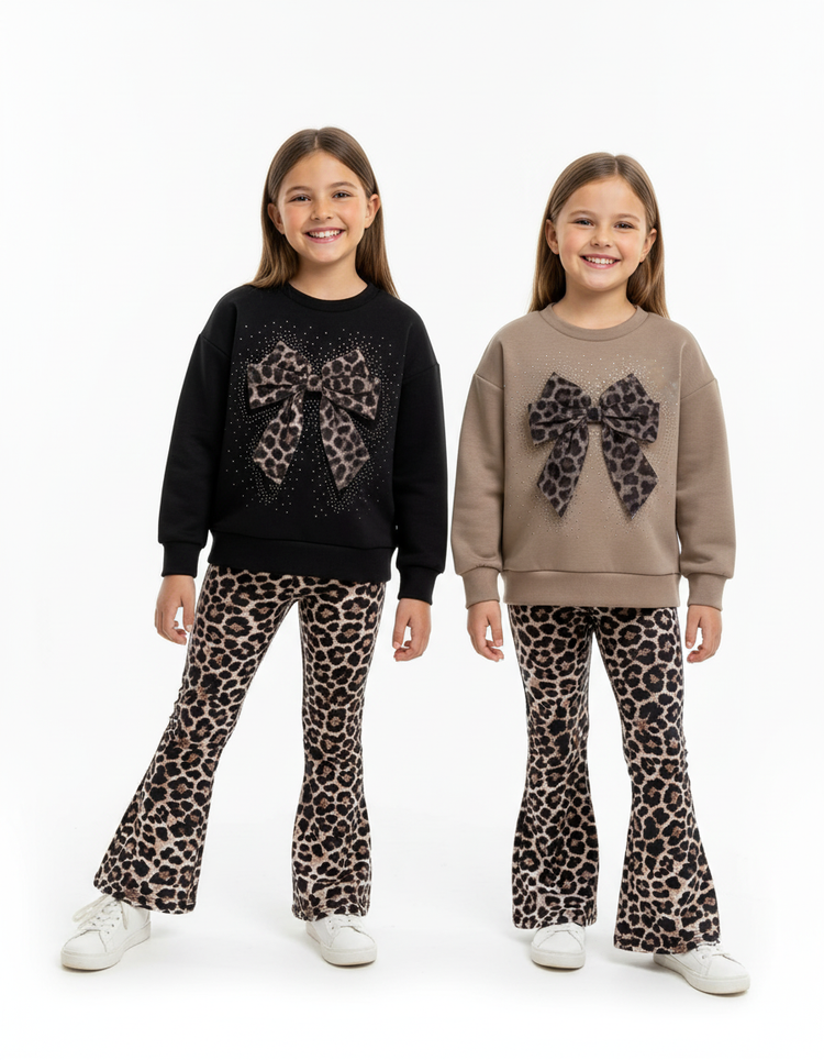 Twee 7-jarige meisjes in de leopard print sets