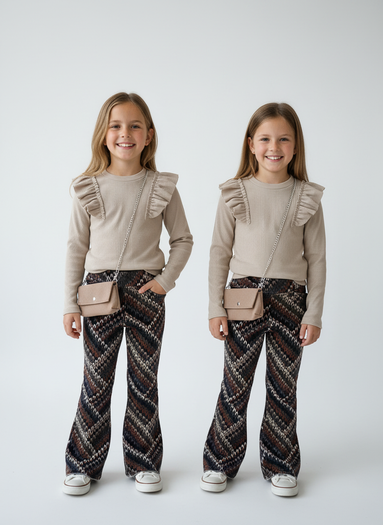 Twee 9-jarige meisjes in de beige ribstof outfits